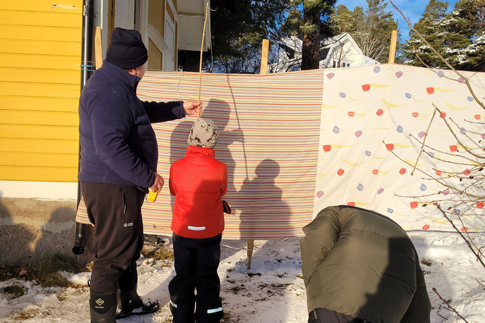 Ett barn vid en fiskdamm