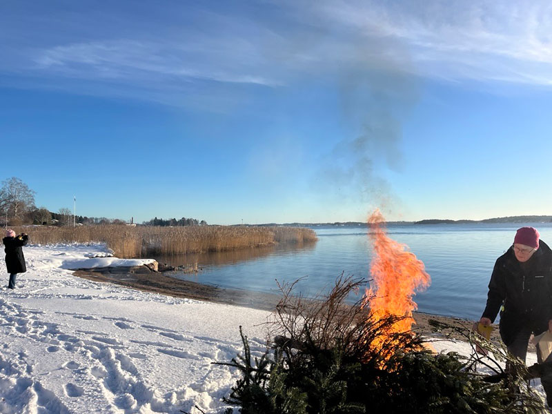 Julgrandsplundring på en strand