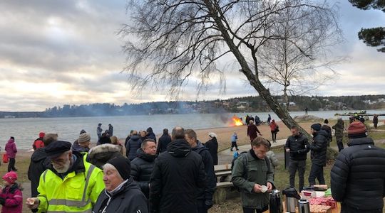 Julgrandsplundring på en strand