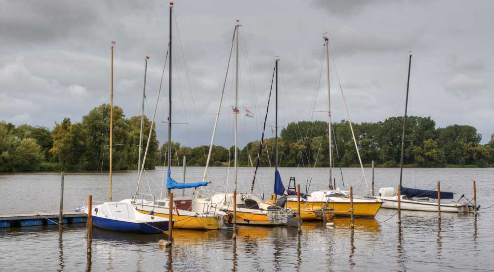 brygga med segelbåtar